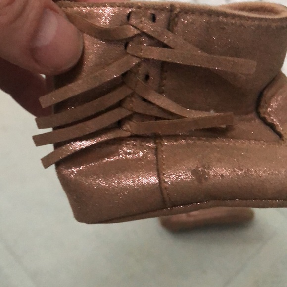Girls’ metallic bronze baby booties. Size 9-12 Soft and comfortable. Velcro. - Picture 2 of 7